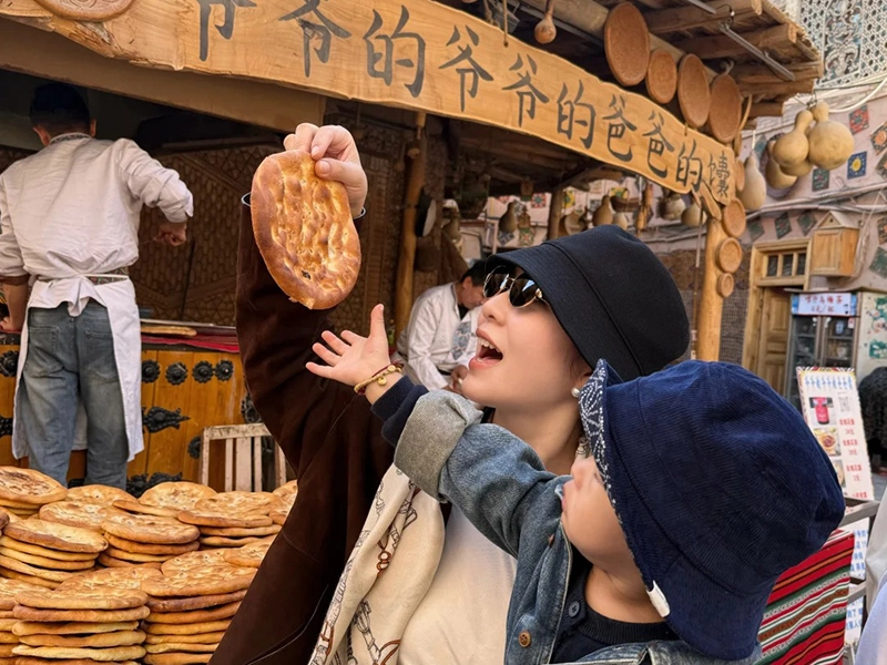 Naan straight out of the oven, Kashgar